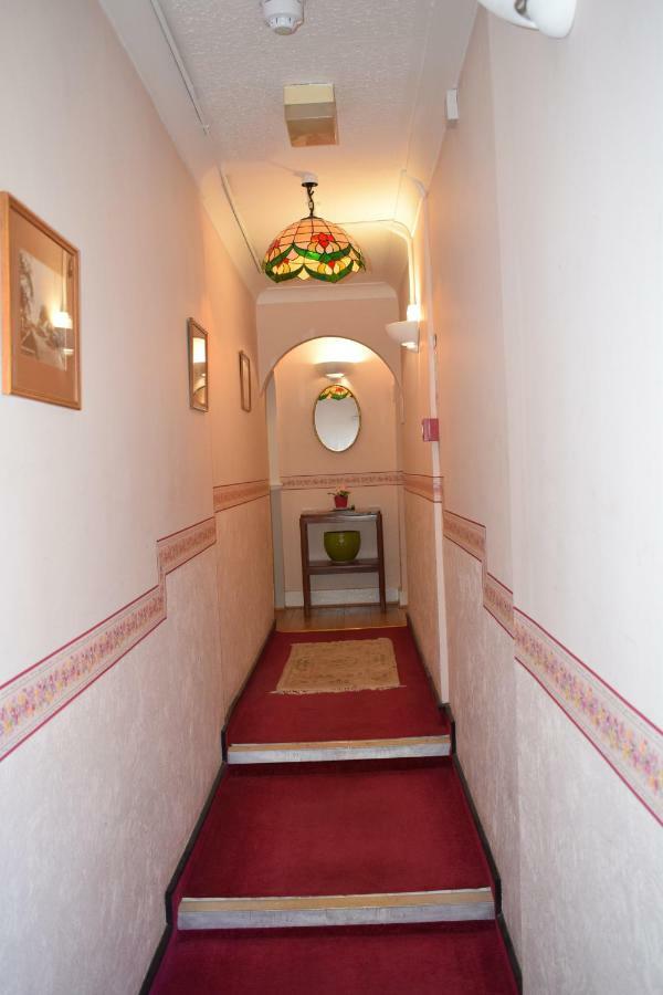 Gatwick Castle B&B Horley Exterior foto