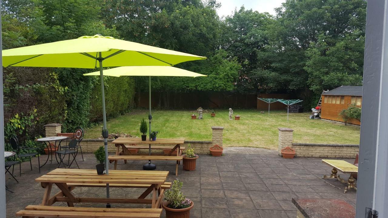 Gatwick Castle B&B Horley Exterior foto